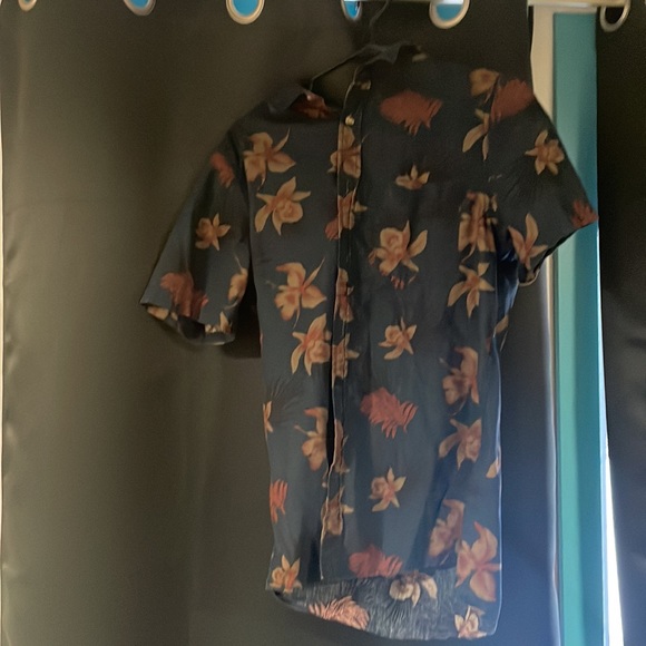 Shirts - Picture 3 of 6